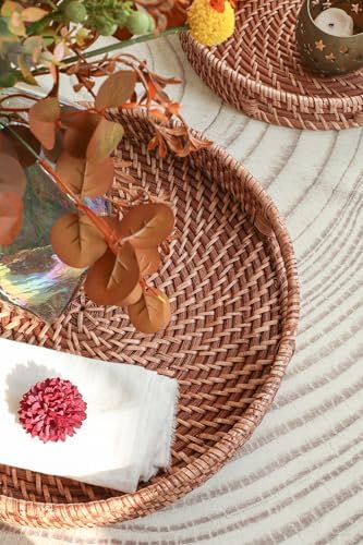 HITOMEN Hand-Woven Round Rattan Serving Tray Decorative Ottoman Wicker Platter with Handles for Coffee Table, Breakfast, Drinks, Snack, Bread, Fruit, Vegetables (Honey Brown Set of 2: M+L)