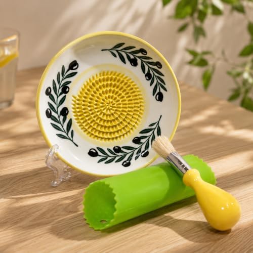 Ceramic Garlic Grater Plate Set – Hand-Painted Floral 4-Piece Set with Silicone Peeler, Cleaning Brush & Display Stand – Porcelain Grater Dish for Garlic & Ginger (Yellow)