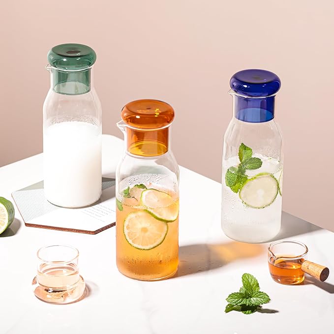 hjn Small Glass Pitcher Glass Water Carafe with Cup Lid, Fridge Water Jug Cold or Hot Beverages, Iced Tea, Milk, Juice 830ml/28oz & clear cup lid (Glass Pitcher-Clear cup lid)