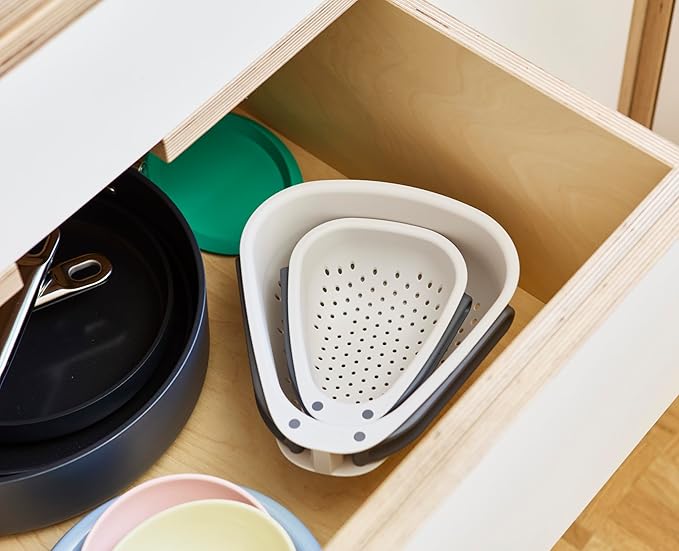 Joseph Joseph Droplet Compact Colander with Folding Handles, Space-Saving Design, Easy-Pour Corners, for Draining Vegetables, Pasta, Fruits