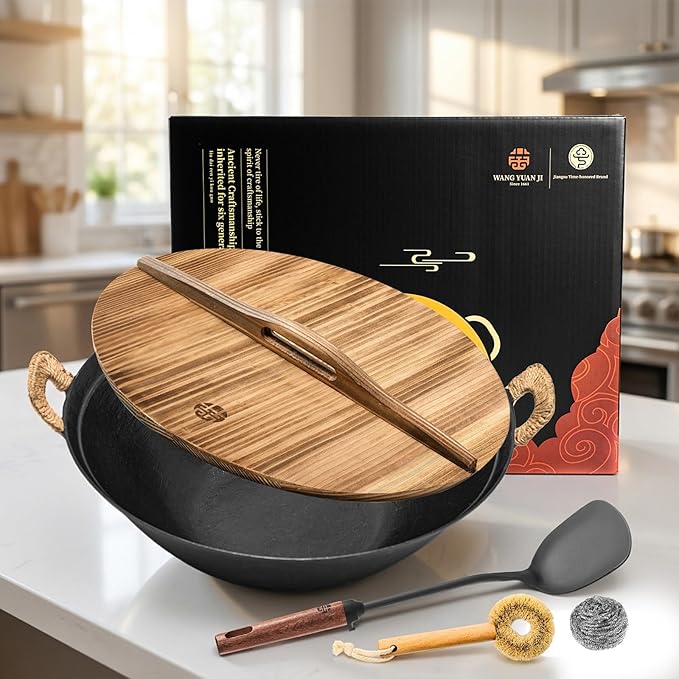 WANGYUANJI 14.2 Inch Cast Iron Wok with Wooden Lid and Iron Spatula, Flat Bottom Double-Handle Chinese Stir Fry Pan, Uncoated Cast Iron Wok for Induction, Gas and Electric Stoves