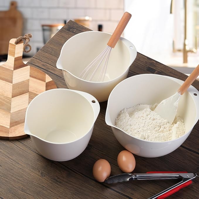 3 Plastic Mixing Bowls with Pour Spout,Lids and TPR Non-Slip Bottom,1.5Qt,2Qt,3Qt,Mini,Small,Middle,Nesting Bowl Set for Kitchen Prep,Baking,Storage,Batter,BPA free,Easy to Grip,White
