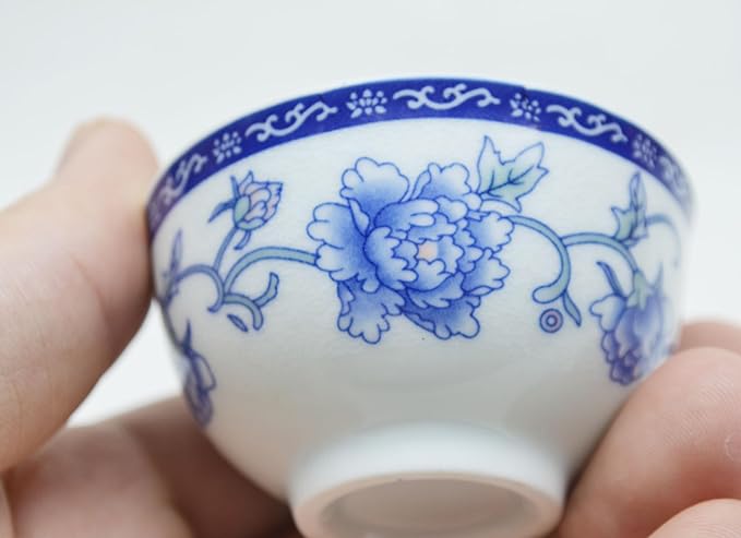 Liang baobao Chinese Traditional Tea Tasting Cup Set of 4, 2oz White Porcelain Mini Cups for Gongfu Tea Ceremony (Blue and White Peony)