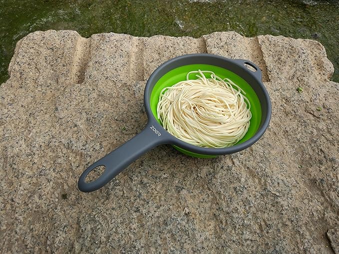 ZOER Kitchen Foldable Pasta Strainers,Collapsible Colanders with Handles,Space-Saver Folding Silicone Strainers Colander,Capacity of 2 quart (Green and Red)